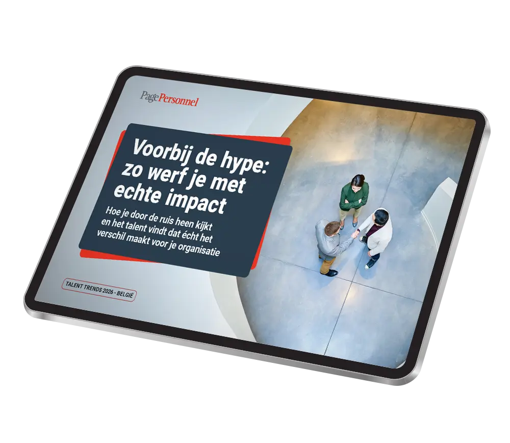 Afbeelding bij ‘Aanvullende talenttrends 2026’ met een tablet en een groep mensen in zakelijke kleding