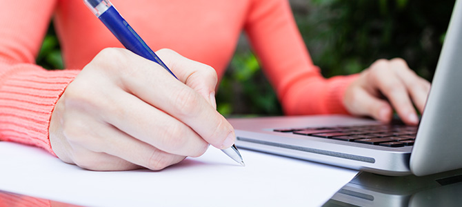  une femme écrit une lettre de démission