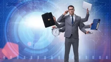 Persoon in pak met meerdere armen die kantoorartikelen vasthoudt tegen een digitale wereldkaart achtergrond.