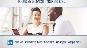 Deux personnes discutant dans un bureau avec texte LinkedIn.