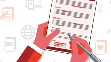 Personne tenant un CV avec des éléments de design rouges et gris.