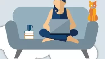 Personne sur un canapé avec un ordinateur portable, des livres, une tasse et un chat.