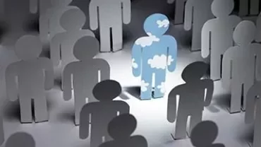 Figures en papier avec un personnage unique au motif de nuages.