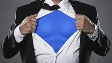 Persoon opent overhemd om blauw pak eronder te onthullen.