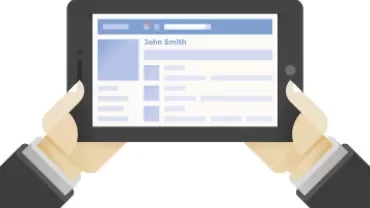 Illustratie van handen die een tablet vasthouden met een sociaal mediaprofiel.