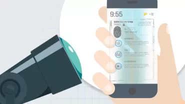 Main tenant un smartphone affichant un CV numérique, avec une caméra à proximité.