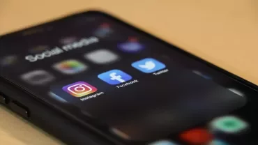 Smartphone avec applications Instagram, Facebook, Twitter