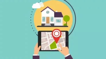 Tablet toont een kaart met een rode locatiepin, huis op de achtergrond.