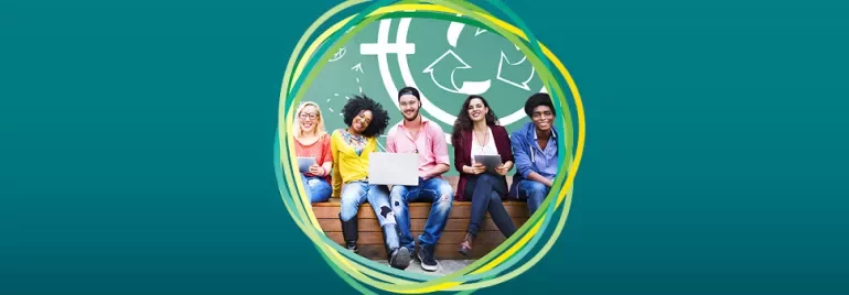 Groupe assis avec ordinateurs portables et tablettes, fond vert avec flèches.