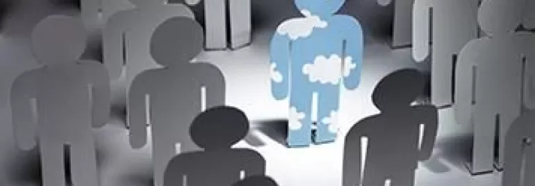 Figures en papier avec un personnage unique au motif de nuages.