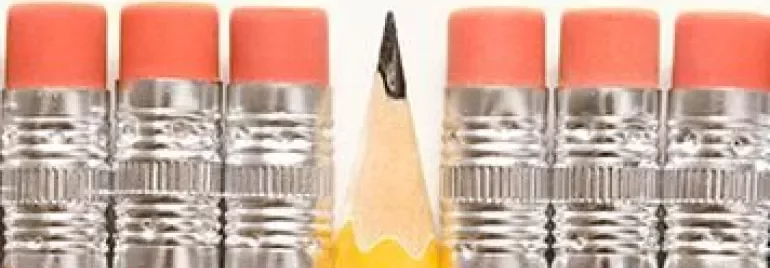 Une rangée de crayons jaunes avec gommes, un est taillé au milieu.