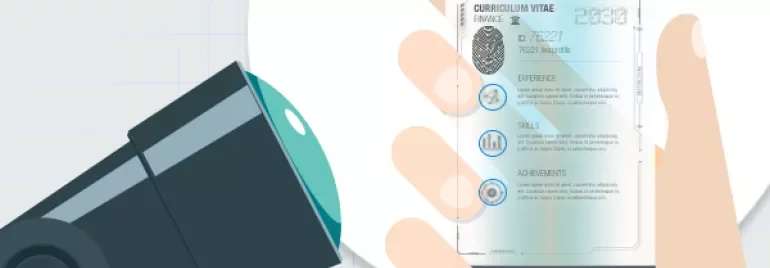 Main tenant un smartphone affichant un CV numérique, avec une caméra à proximité.