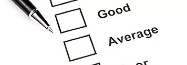Une liste de vérification avec les options : Excellent, Bon, Moyen, Mauvais, à côté d'un stylo.