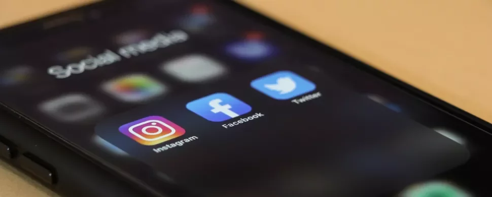 Smartphone avec applications Instagram, Facebook, Twitter